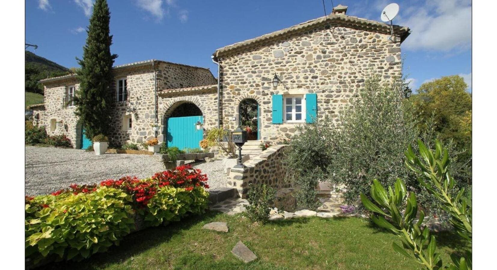La façade fleurie de la ferme