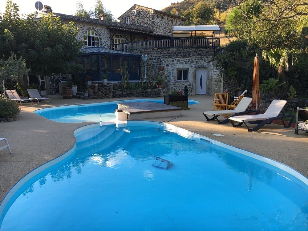Ambiance du soir au bord de la piscine