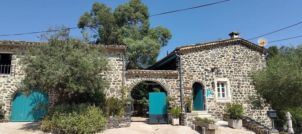 L'entrée voûtée de la ferme