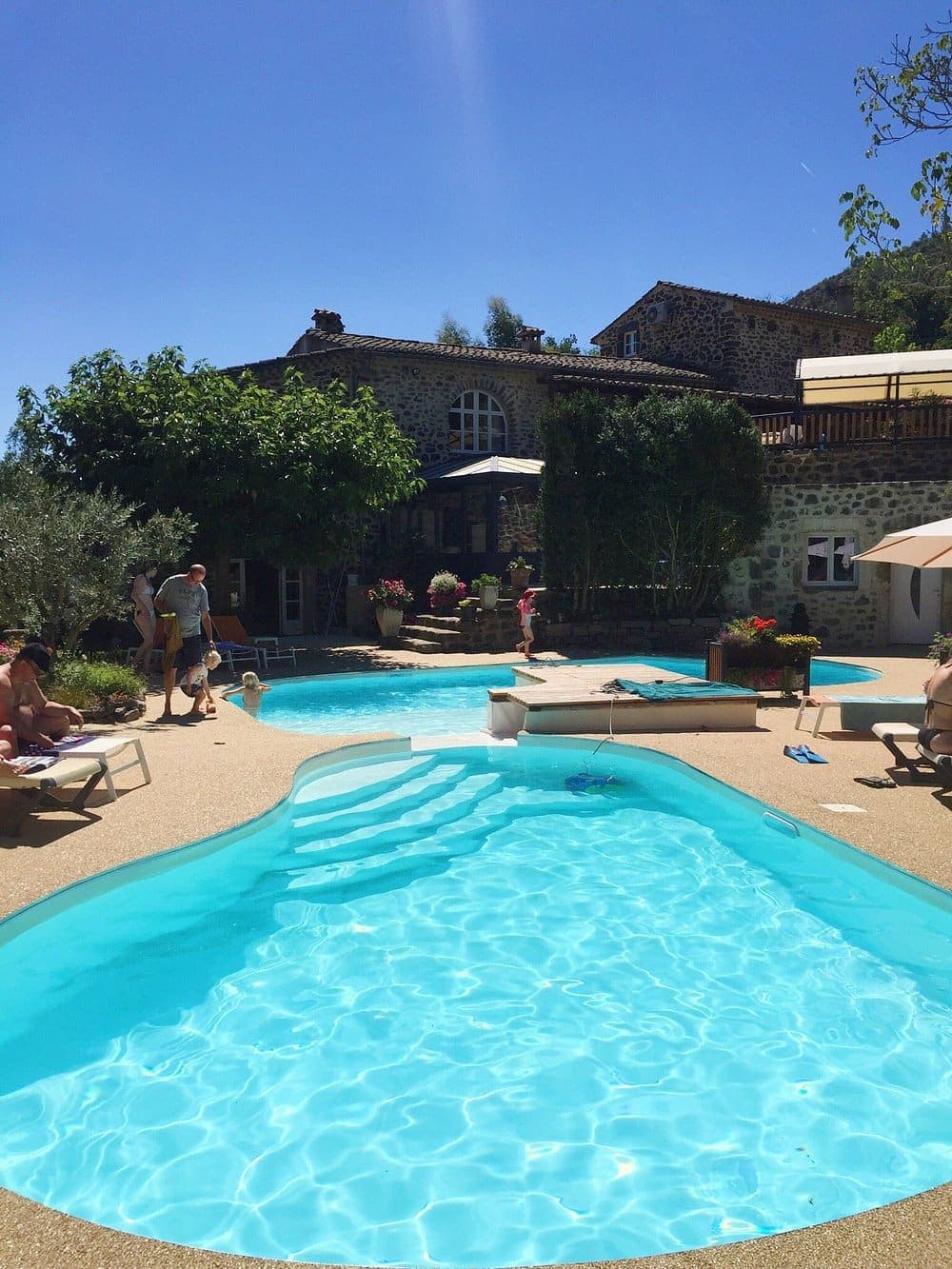 Moment en famille au bord de la piscine