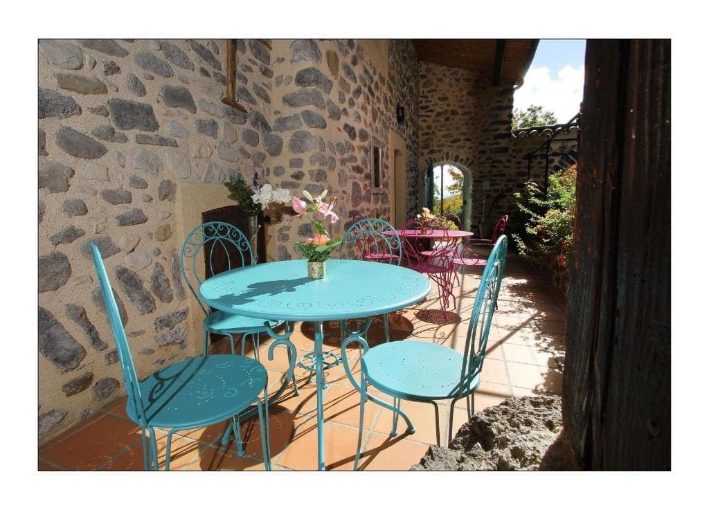 La terrasse et son mobilier turquoise